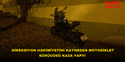 DİREKSİYON HAKİMİYETİNİ KAYNEDEN MOTOSİKLET SÜRÜCÜSÜ KAZA YAPTI 