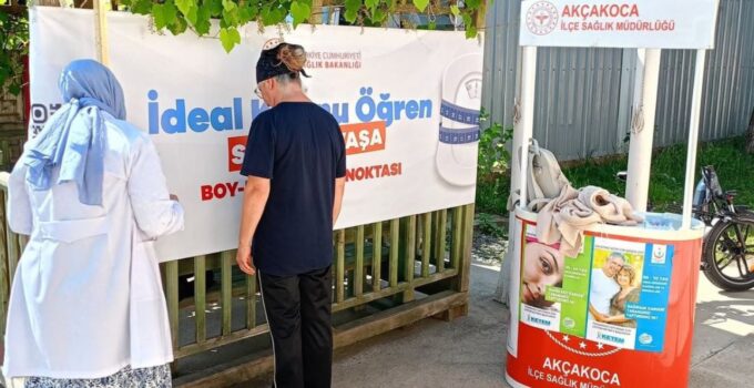AKÇAKOCA’DA SAĞLIK MÜDÜRLÜĞÜ’NDEN KİLO VE BKİ ÖLÇÜM STANTLARI