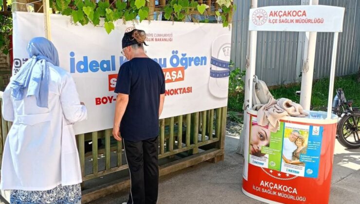 AKÇAKOCA’DA SAĞLIK MÜDÜRLÜĞÜ’NDEN KİLO VE BKİ ÖLÇÜM STANTLARI