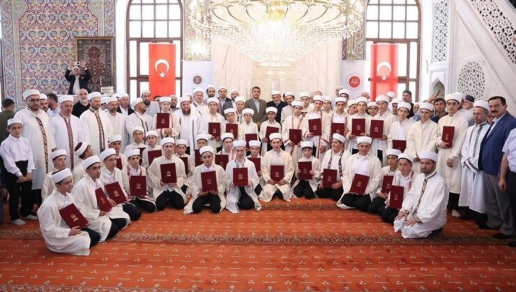 MERKEZ BÜYÜK CAMİİ’NDE HAFIZLIK İCAZET COŞKUSU