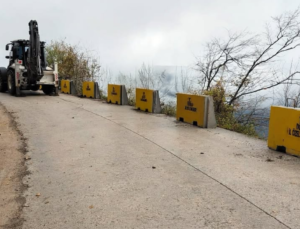 Uğur Köyü’nde Yol Güvenliği Bariyerleri Yerleştirildi